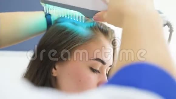 皮肤科医生用紫外线梳子治疗银屑病视频的预览图