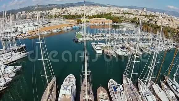 西班牙马略卡帕尔马码头的多艘帆船航拍视频的预览图