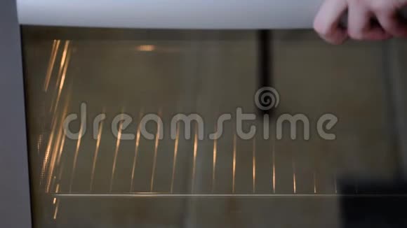 在烤箱里烤海绵蛋糕自制烤箱视频的预览图