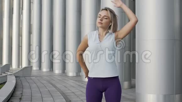 穿跑步服的年轻女士准备慢动作运动训练日视频的预览图