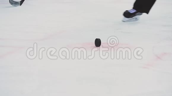 冰球裁判把冰球从冰场中带走慢动作视频的预览图