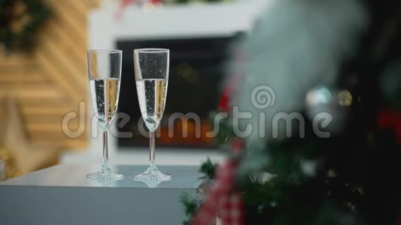 圣诞树附近两杯香槟视频的预览图