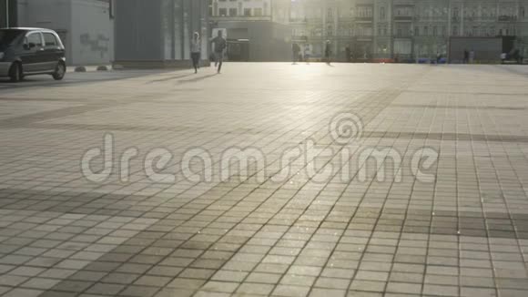 两名业余跑步者在晨跑时穿过城镇广场积极的生活方式视频的预览图