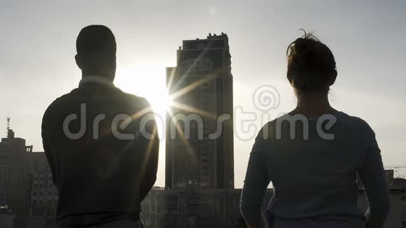 男性和女性在大都市中吸收太阳能量平静和放松视频的预览图