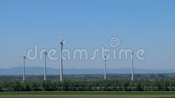 奥地利日光下的风车视频的预览图