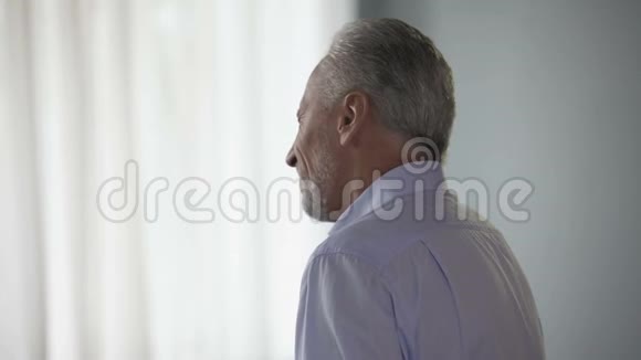 老人侧着身子站着在剧烈的疼痛中摸着脖子试图移动头部视频的预览图