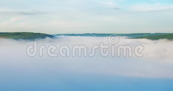 时间流逝的迷雾笼罩着峡谷中的德涅斯特河视频的预览图