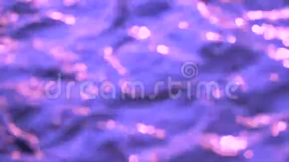 紫色背景上模糊的粉红色视频的预览图