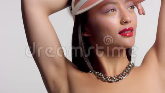 混合种族亚洲模特工作室创意艺术化妆视频的预览图