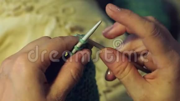 女性手指的观点编织一条围巾视频的预览图