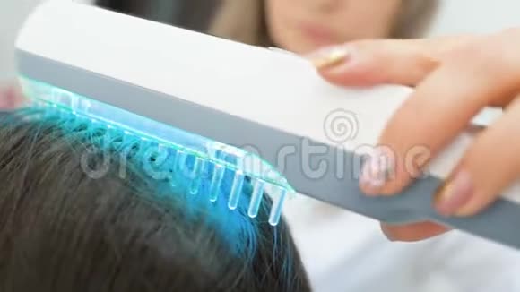 皮肤科医生用紫外线梳子治疗银屑病视频的预览图