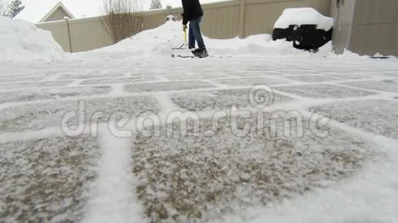 冬天暴风雨过后人们用铲子铲雪视频的预览图