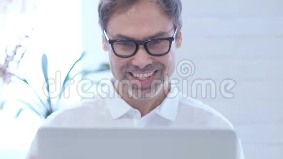 中年男子在工作时在线视频聊天关闭视频的预览图