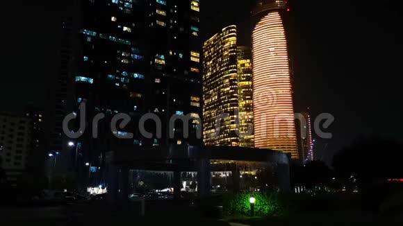 从公园观看阿布扎比城市商务塔夜间灯光视频的预览图