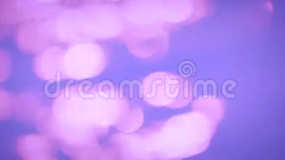 紫色背景上模糊的粉红色视频的预览图