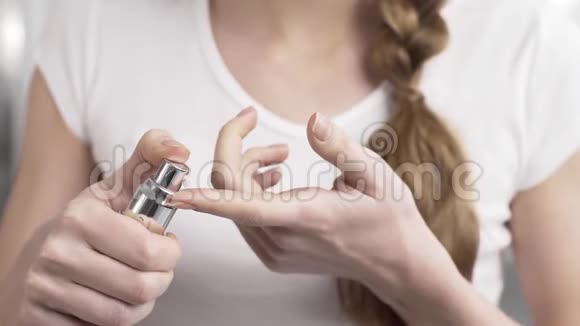 女人把一滴奶油从瓶子分配器挤压到指尖面部和身体护理身体化妆品视频的预览图