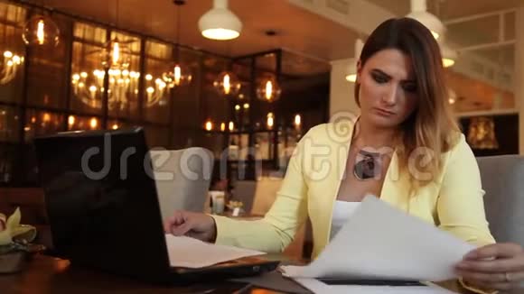 商务女性穿着商务服装检查工作文件商业风格高清视频的预览图