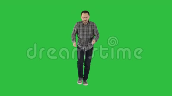 穿着休闲服装的年轻人在绿色屏幕上散步和跳舞ChromaKey视频的预览图