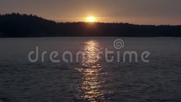 在水面上日落视频的预览图