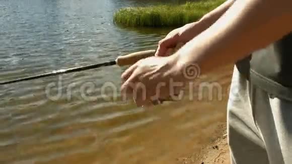 在湖边钓鱼的人视频的预览图