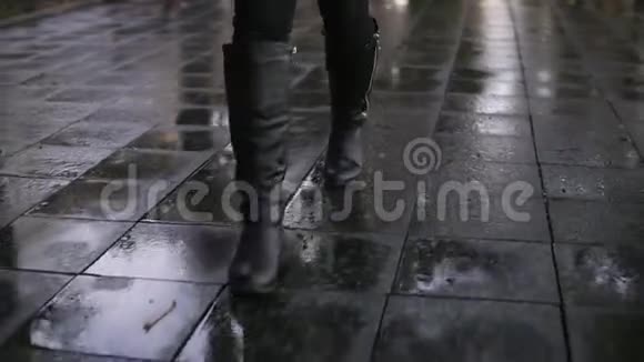 女人在秋天公园散步沿着人行道小巷散步特写腿部和鞋子视图优雅的女士穿着黑色视频的预览图