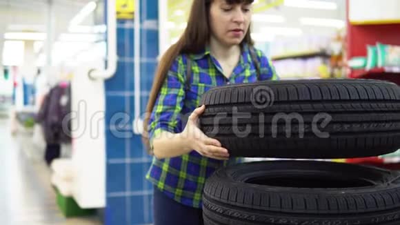 一位年轻女子在超市挑选和购买汽车轮胎视频的预览图
