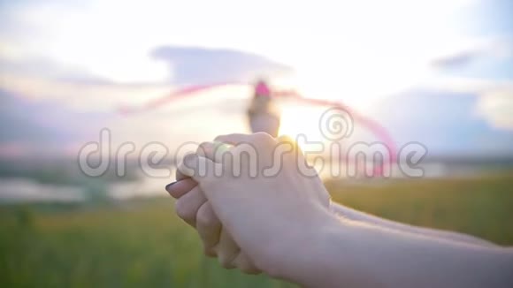 日落时分女性用手在女子健身操前释放蝴蝶视频的预览图