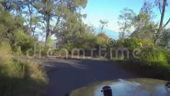去温格卡尔德拉的路上从布罗莫火山的前排座位上观看视频的预览图
