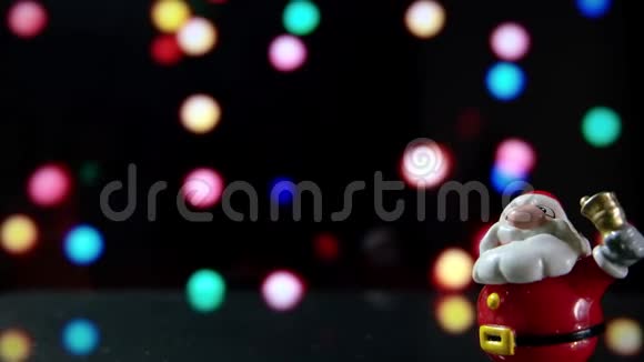 圣诞老人圣诞快乐新年快乐用背景中有灯光的钟关闭视频的预览图