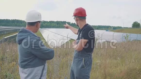 在工作的工程师在太阳能发电站交谈握手视频的预览图