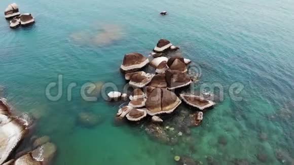 著名的祖父和祖母岩石位于泰国苏梅岛的蓝色海岸欣泰欣怡视频的预览图