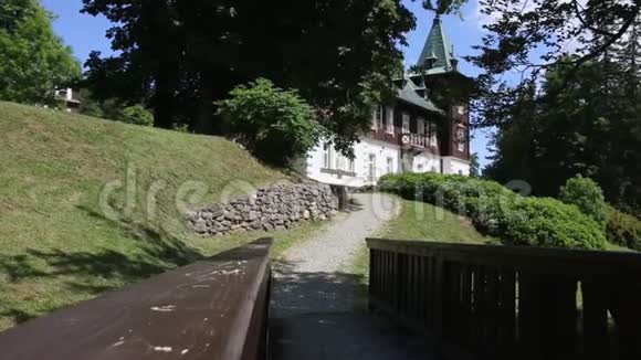 通往欧洲城堡的道路从木桥可以看到视频的预览图