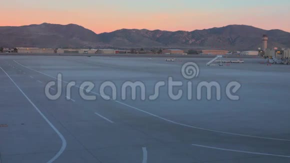 雷诺机场日落视频的预览图
