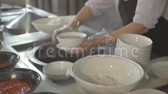 在所有的度假酒店餐厅午餐时在自助餐厅用碗煮汤餐厅食物视频的预览图