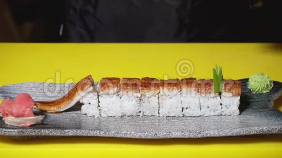 厨师装饰寿司卷供餐厅供应框架专业厨师的特写镜头放一把红色鱼子酱视频的预览图