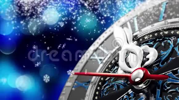 新年在午夜有星星雪花和假日灯的旧钟视频的预览图
