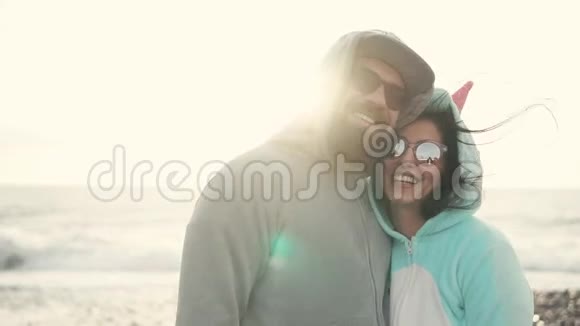 在阳光明媚的海滨一对穿着天鹅绒吉古鲁米的男人和女人幸福视频的预览图