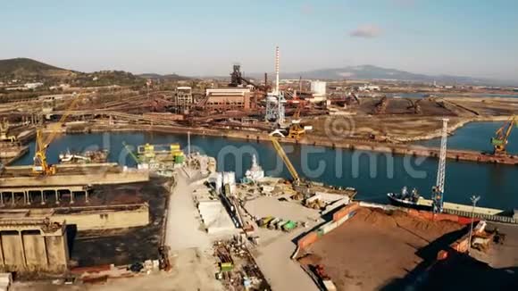港口和旧工业区的鸟瞰图视频的预览图