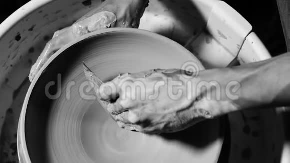 经验丰富的陶工用陶器工具塑造粘土制品碗关闭在陶工车轮上工作的男性手对齐视频的预览图