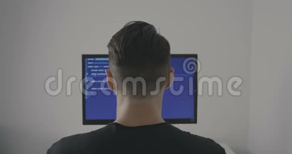 有经验的IT程序员在一个新的程序上工作青年黑客编写软件的源代码后景视频的预览图