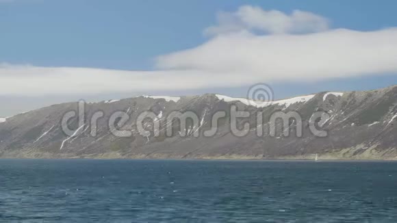 时光流逝帆船漂浮在蓝色的大海和雪山上有着雪山的景观视频的预览图