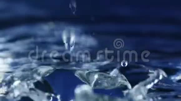 水滴掉下来慢动作视频的预览图
