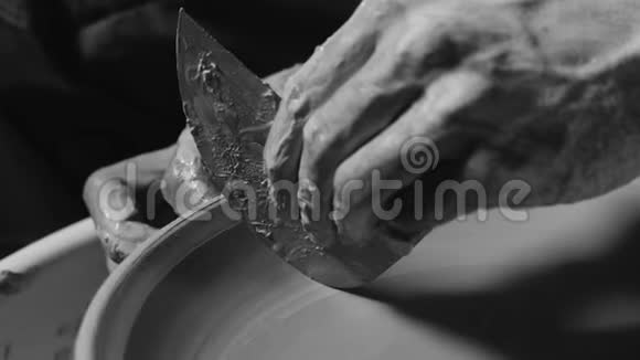经验丰富的陶工用陶器工具塑造粘土制品碗关闭在陶工车轮上工作的男性手对齐视频的预览图