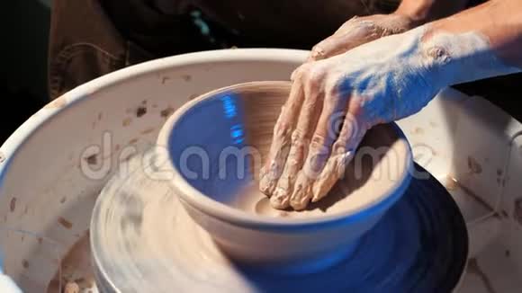 创造陶器和传统陶器的概念经验丰富的男性陶工他的手创造了美丽的粘土产品视频的预览图