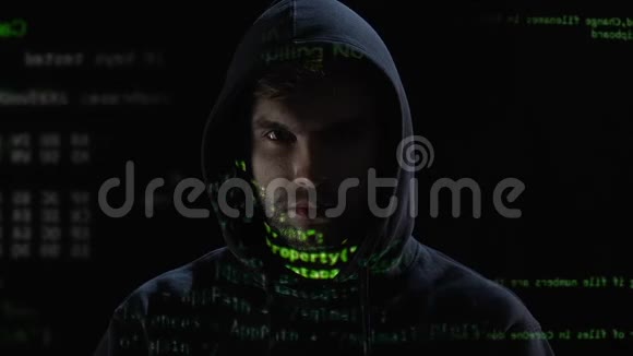 黑客仔细检查监视器上的铭文脸上的全息图视频的预览图