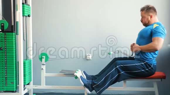 运动员在训练体育馆的模拟器上锻炼视频的预览图