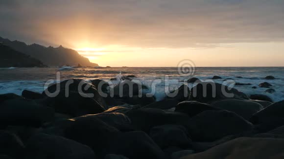 慢动作在加那利群岛特内里费的贝尼霍海滩上美丽的夕阳下的海浪巨大的海浪冲击着视频的预览图