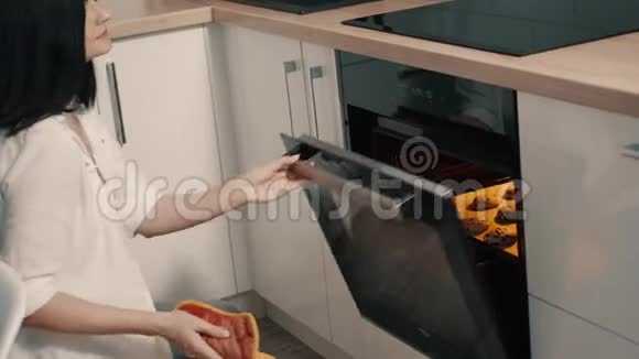 年轻家庭主妇在厨房做自制饼干视频的预览图