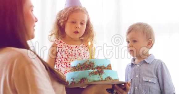 孩子们在蛋糕上吹蜡烛视频的预览图