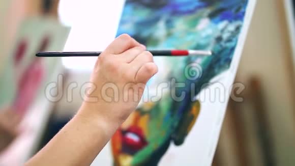 女人艺术家用油画颜料在画布上作画视频的预览图